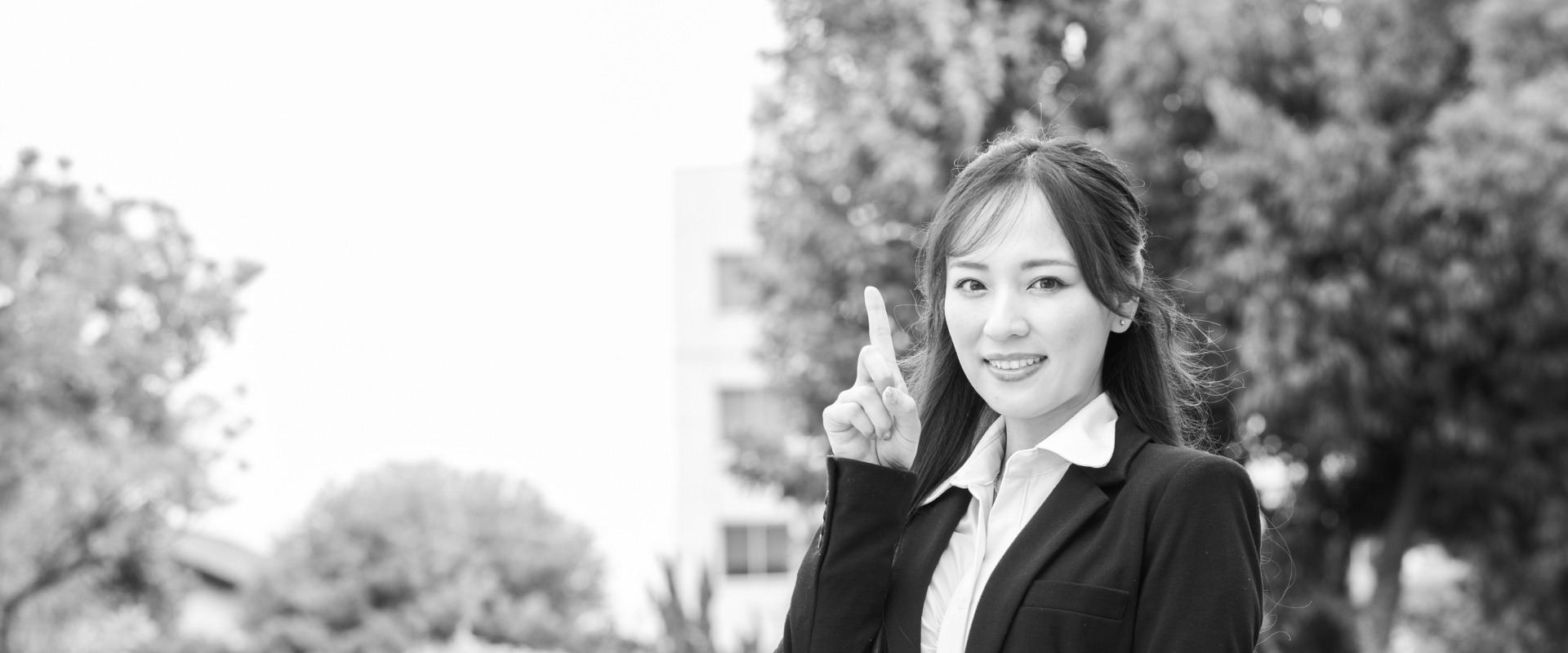 人差し指を立てる女性の写真