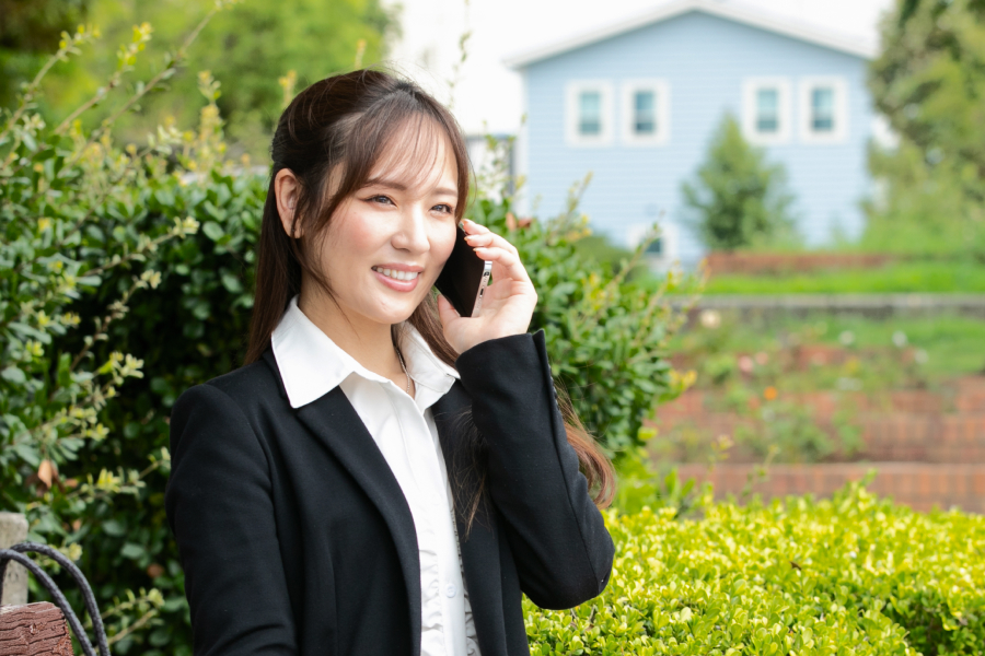 電話をする女性の写真