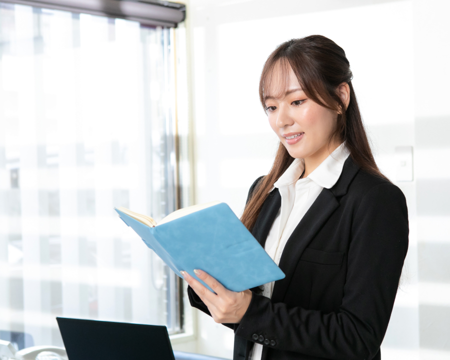 手帳を見る女性の写真