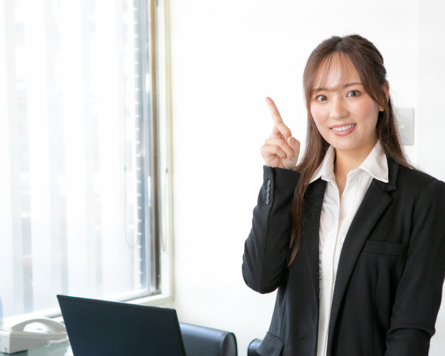 人差し指を立てる女性の写真