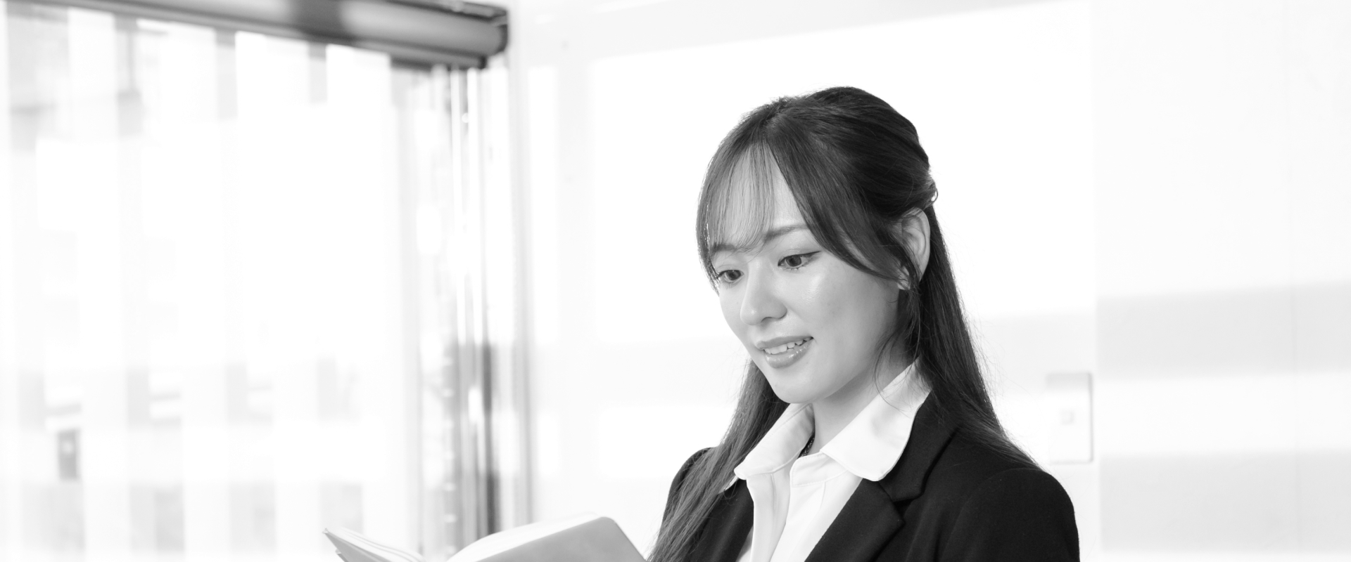 手帳を見る女性の写真