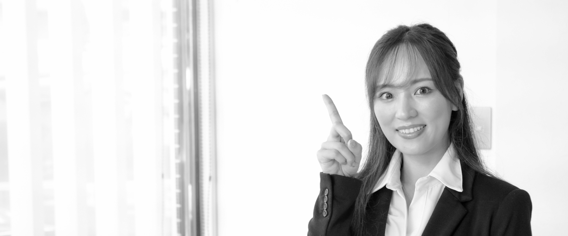 人差し指を立てる女性の写真