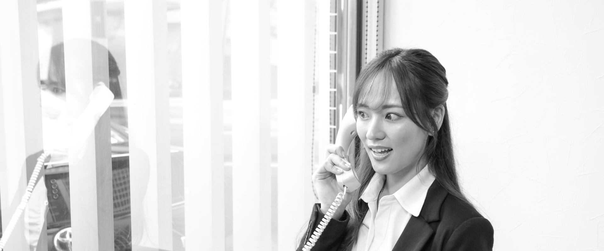 電話をする女性の写真